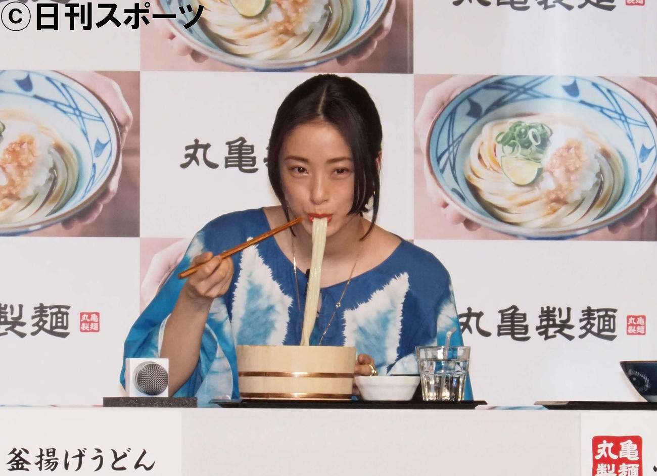 釜揚げうどんを試食する上戸彩（撮影・遠藤尚子）