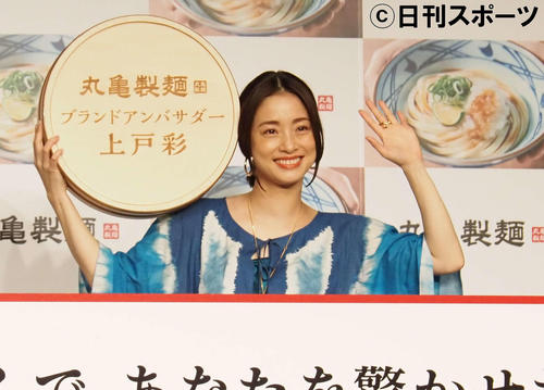 上戸彩 爽やかなブルーのワンピースで満面笑み 釜揚げうどん一気にすすって う ん 最高 芸能写真ニュース 日刊スポーツ