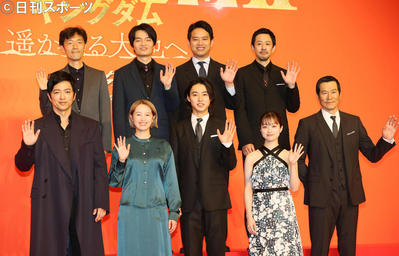 映画「キングダム2　遥かなる大地へ」の完成報告会で記念撮影する、前列左から大沢たかお、清野菜名、山崎賢人、橋本環奈、豊川悦司、後列左から佐藤信介監督、岡山天音、三浦貴大、濱津隆之（撮影・狩俣裕三）