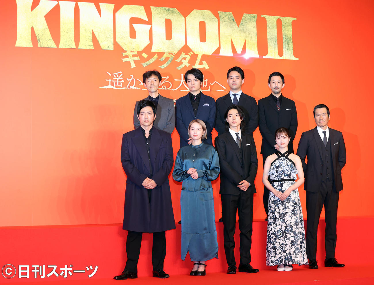 映画「キングダム2　遥かなる大地へ」の完成報告会で記念撮影する、前列左から大沢たかお、清野菜名、山崎賢人、橋本環奈、豊川悦司、後列左から佐藤信介監督、岡山天音、三浦貴大、濱津隆之（撮影・狩俣裕三）