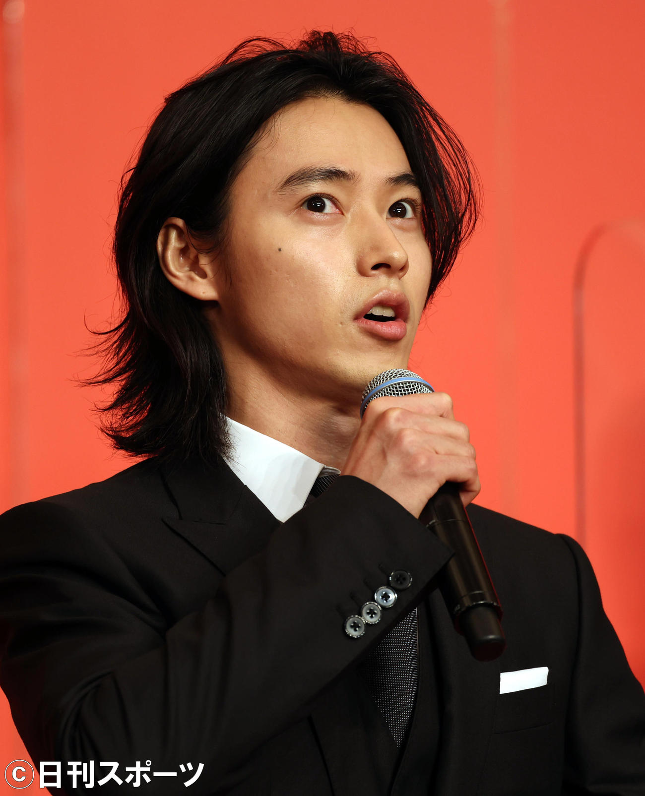 映画「キングダム2　遥かなる大地へ」の完成報告会で撮影時の様子を語る山崎賢人（撮影・狩俣裕三）