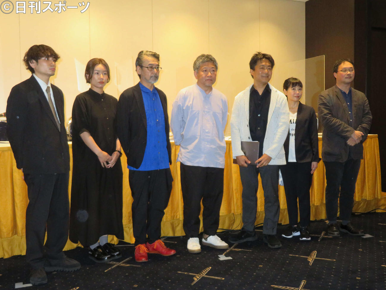 記者会見を開いた日本版CNC設立を求める会の、左から内山拓也、岨手由貴子、諏訪敦彦、是枝裕和、舩橋淳、西川美和、深田晃司の各監督（撮影・村上幸将）
