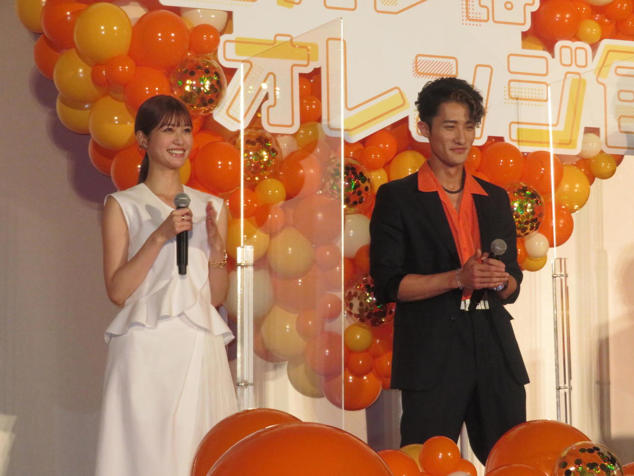 主演映画「モエカレはオレンジ色」の完成披露イベントに出席した岩本照（右）。左は生見愛瑠（撮影・横山慧）