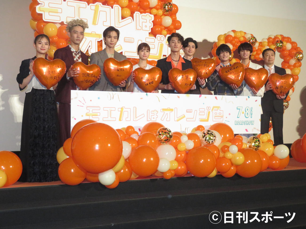 主演映画「モエカレはオレンジ色」の完成披露イベントに出席した岩本照（中央）。左から永瀬莉子、上杉柊平、鈴木仁、生見愛瑠、1人おいて古川雄大、浮所飛貴、藤原大祐、村上正典監督（撮影・横山慧）
