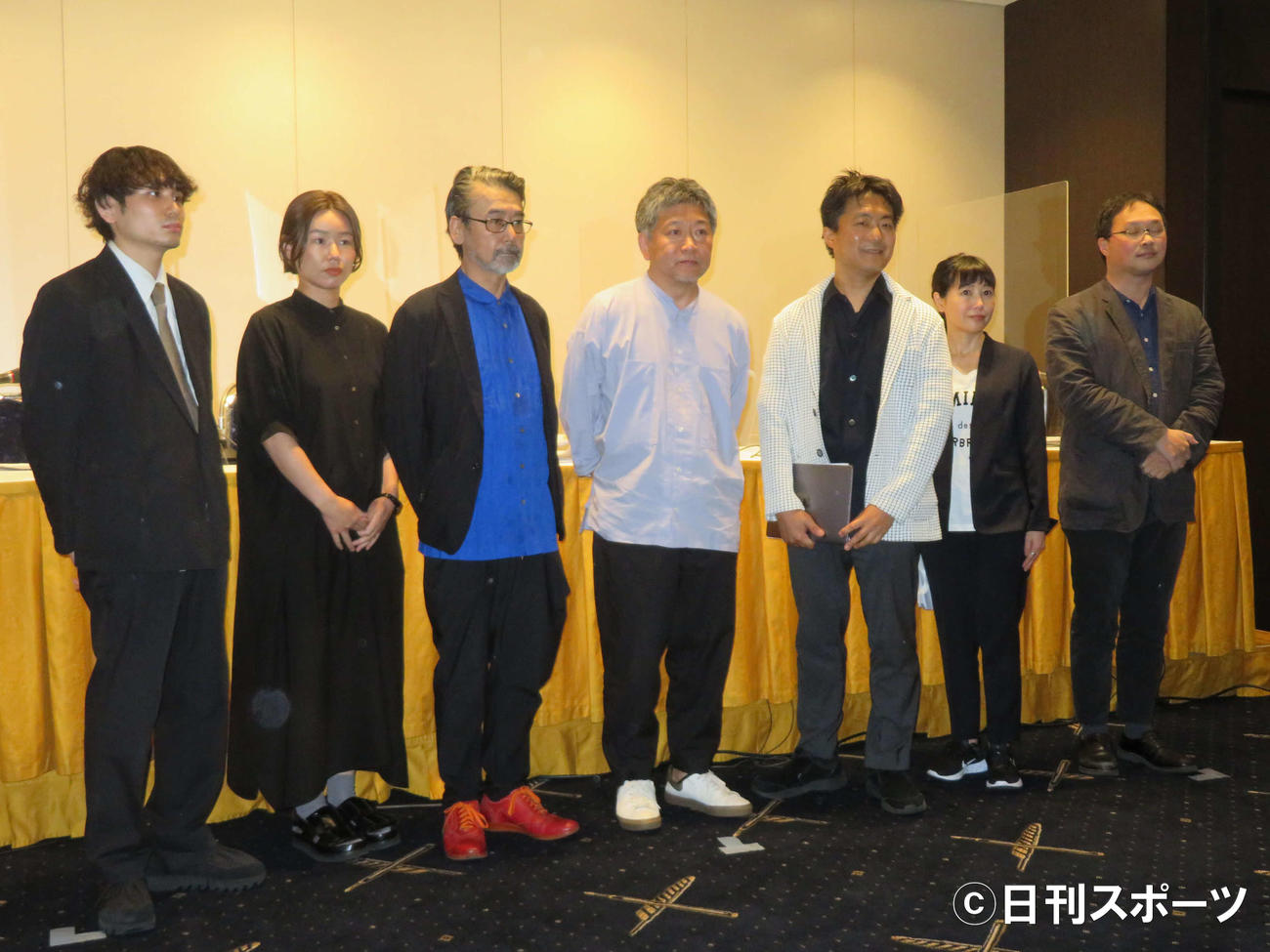記者会見を開いた日本版CNC設立を求める会の、左から内山拓也、岨手由貴子、諏訪敦彦、是枝裕和、舩橋淳、西川美和、深田晃司の各監督（撮影・村上幸将）
