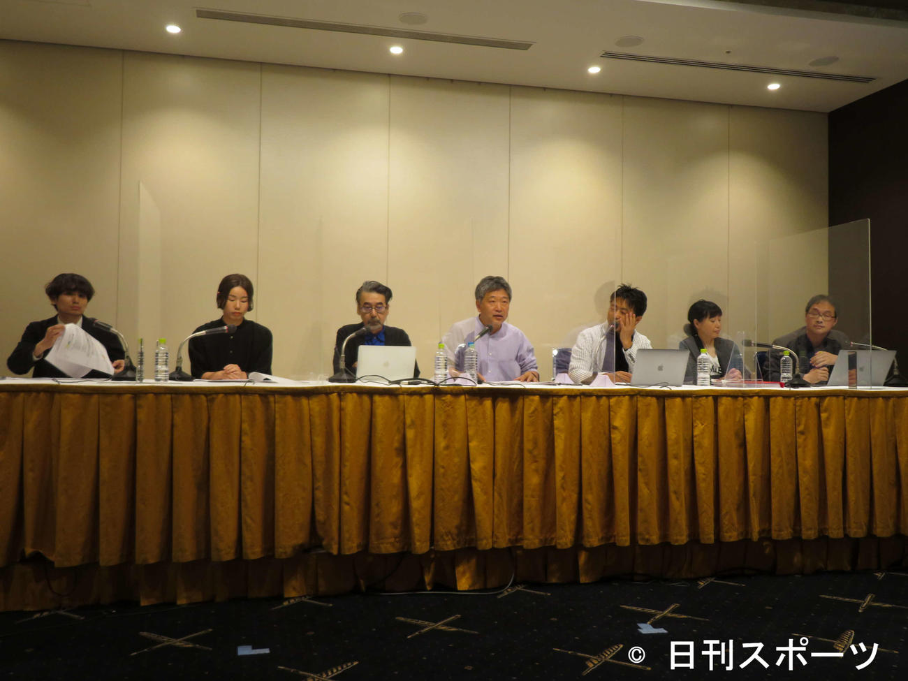 記者会見を開いた日本版CNC設立を求める会の、左から内山拓也、岨手由貴子、諏訪敦彦、是枝裕和、舩橋淳、西川美和、深田晃司の各監督（撮影・村上幸将）