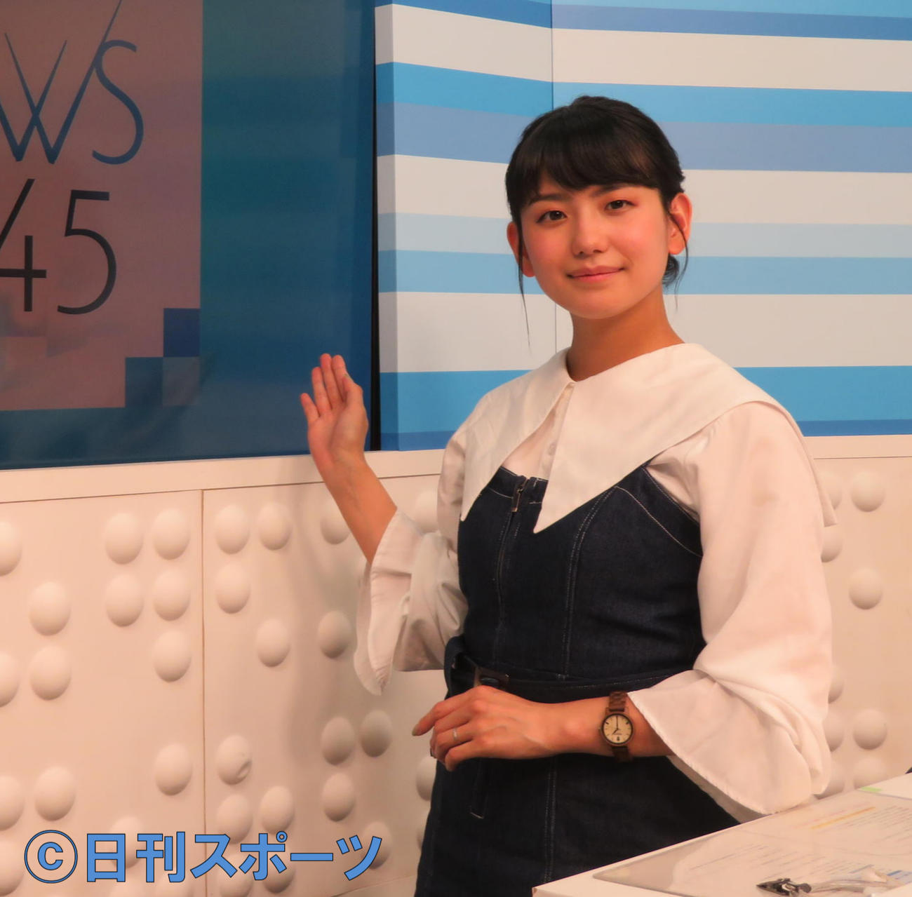 テレビ埼玉「ニュース545」に出演する塩原桜アナウンサー（撮影・村上幸将）