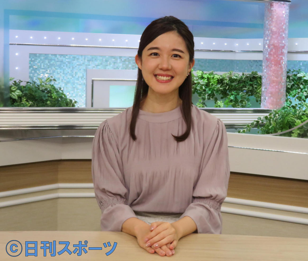 スタジオで笑みを浮かべる千葉テレビの大鋸友紀アナウンサー（撮影・村上幸将）