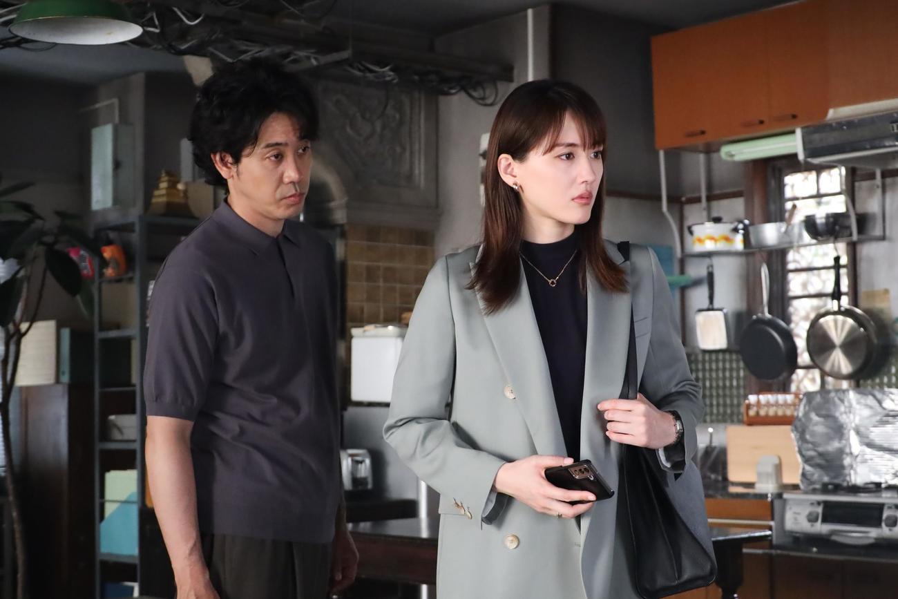 篠田敬太郎（大泉洋＝左）はバカンスに出掛けた剣持麗子（綾瀬はるか）に代わって事件解決に挑んだ（C）フジテレビ