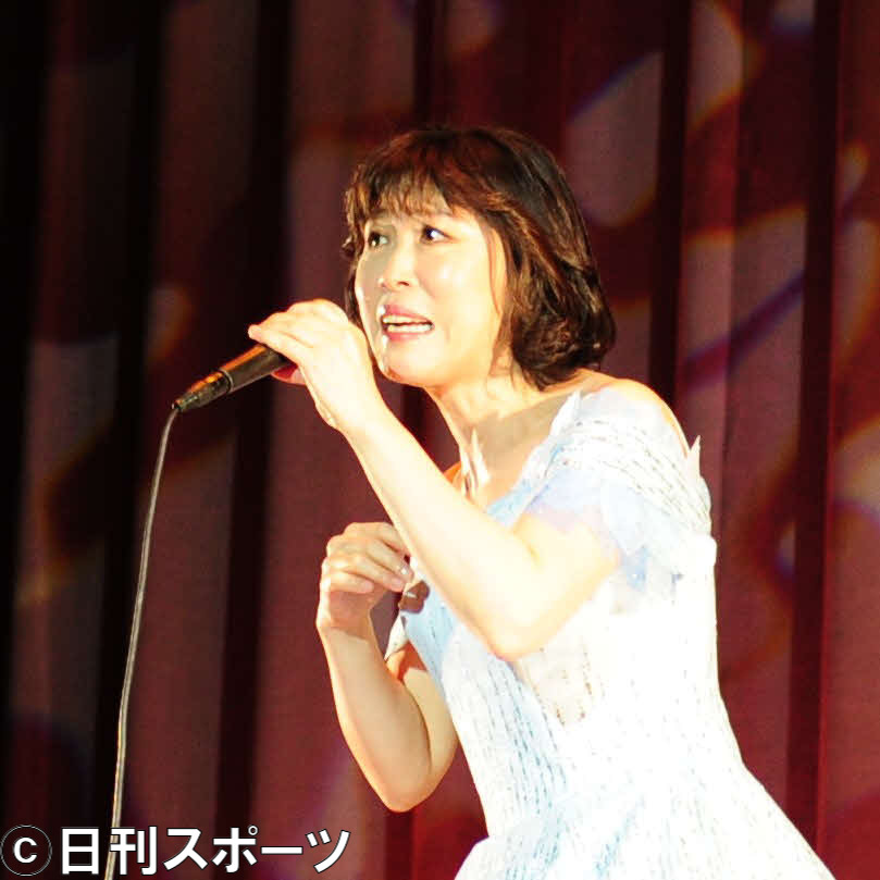 九十九里町で新曲「九十九里浜」を歌唱する水森かおり