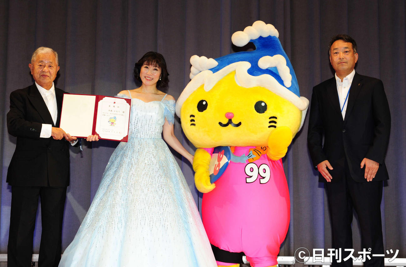 「九十九里町PR大使」を委嘱された水森かおり（左から2人目）。左から大矢吉明町長、水森、九十九里町のイメージキャラクター「くくりん」、鈴木浩光副町長