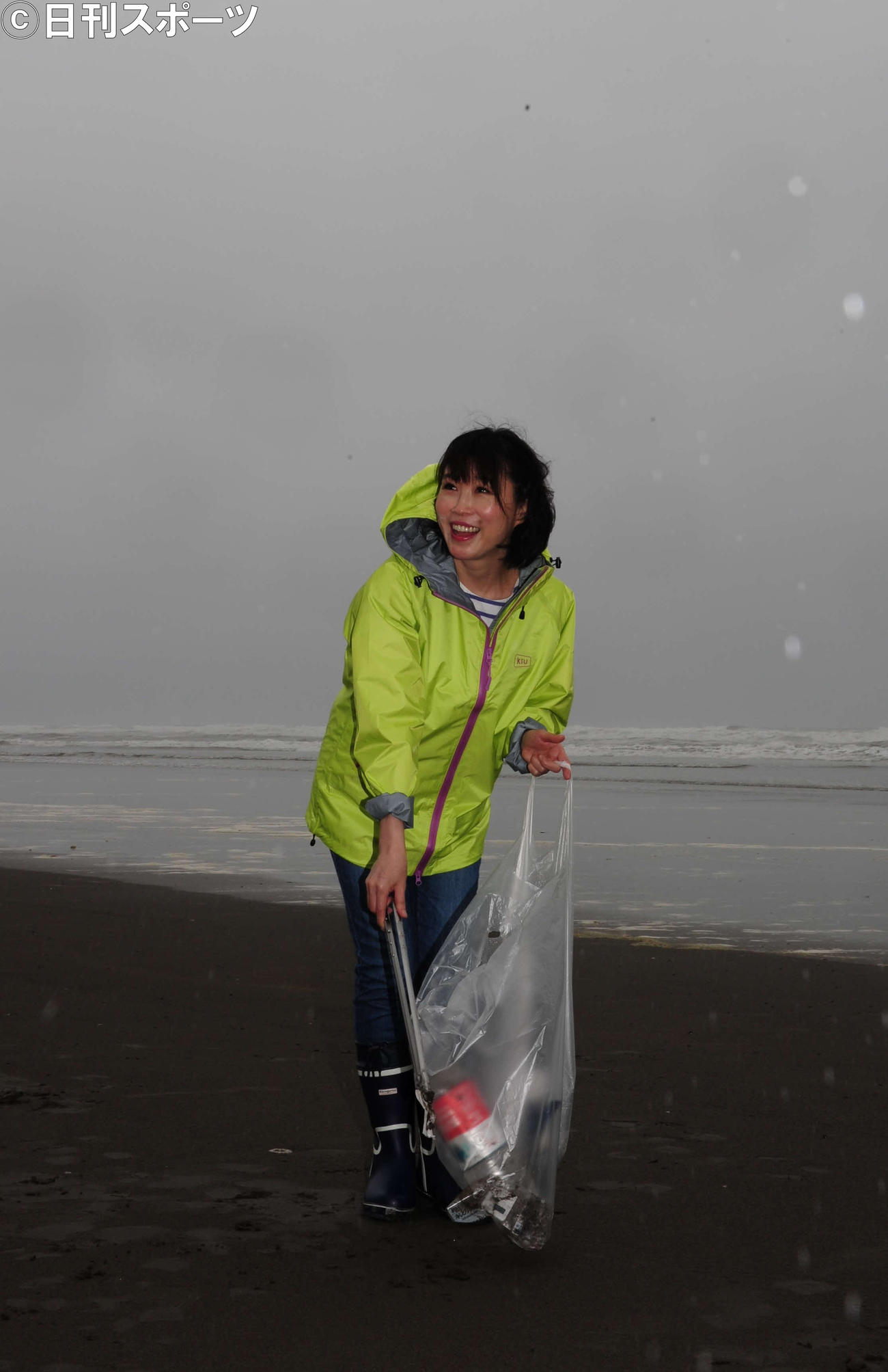 九十九里浜でごみ拾いを行った水森かおり