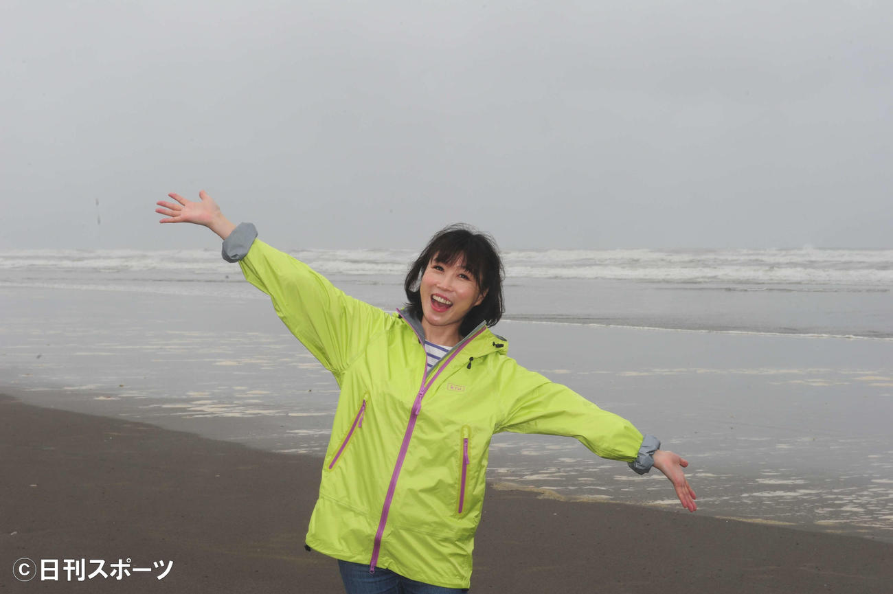 九十九里浜でごみ拾いを行った水森かおり