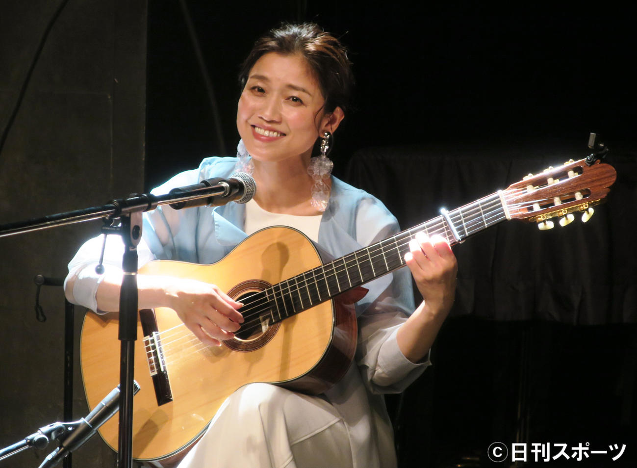 ギターの弾き語りライブを行った川野夏美