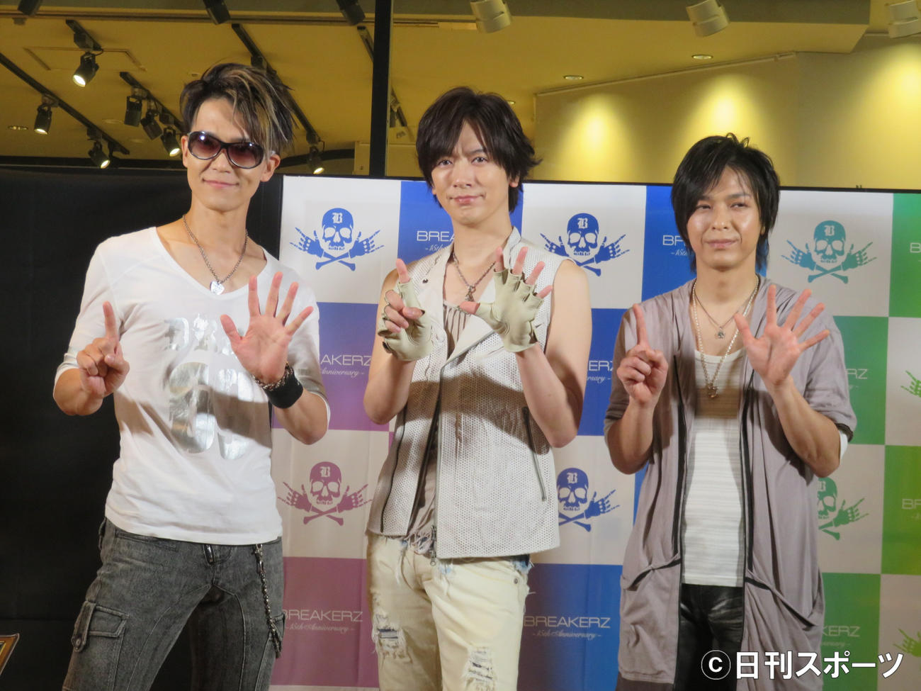 手で15周年のポーズを決めるBREAKERZの左からSHINPEI、DAIGO、AKIHIDE