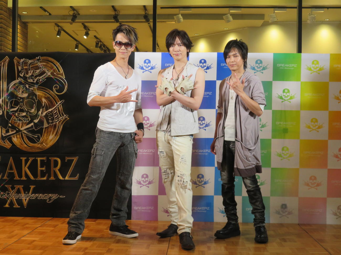 ウイッシュポーズを決めるBREAKERZの左からSHINPEI、DAIGO、AKIHIDE