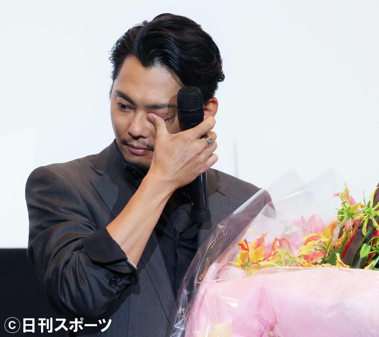 「TELL ME　～hideと見た景色～」完成披露上映会で原作者でhideさんの弟の松本裕士氏から花束を受け取り、コメントで涙ぐむ今井翼（撮影・河田真司）
