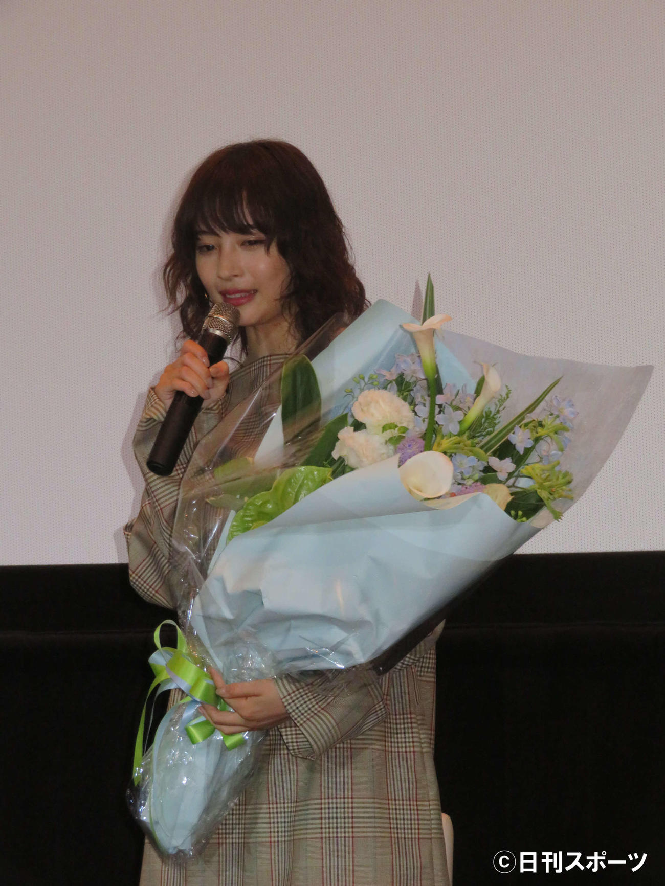 映画「流浪の月」トークイベントで花束を贈られ、喜ぶ広瀬すず（撮影・村上幸将）