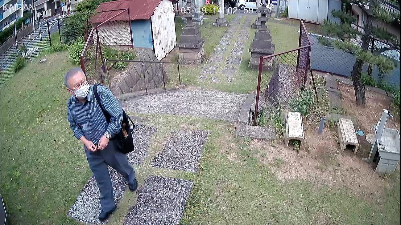 松戸市の三日月神社の防犯カメラに映っていたロシアのプーチン大統領を模したとみられるわら人形をご神木などにクギで打ちつけた容疑で逮捕された日野充信容疑者とみられる画像。カバンの中にはわら人形と見られる物も確認（三日月神社提供）