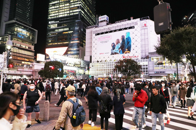 1990年代に一大カルチャーを形成した「渋谷系」。野宮真貴が名曲「東京は夜の七時」を生歌唱した