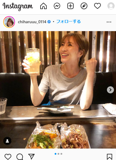 お好み焼きをつまみながらお酒を楽しむ新山千春は幸せいっぱいの表情（新山のインスタグラムより）