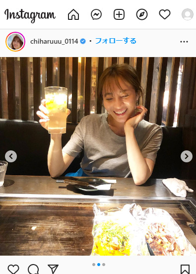 お好み焼きをつまみながらお酒を楽しむ新山千春は幸せいっぱいの表情（新山のインスタグラムより）
