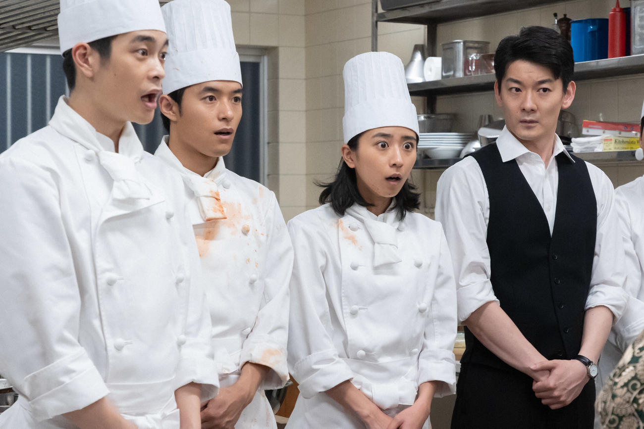 朝ドラ「ちむどんどん」より。驚いた表情の比嘉暢子（左から3人目＝黒島結菜）らレストランのスタッフたち（C）NHK