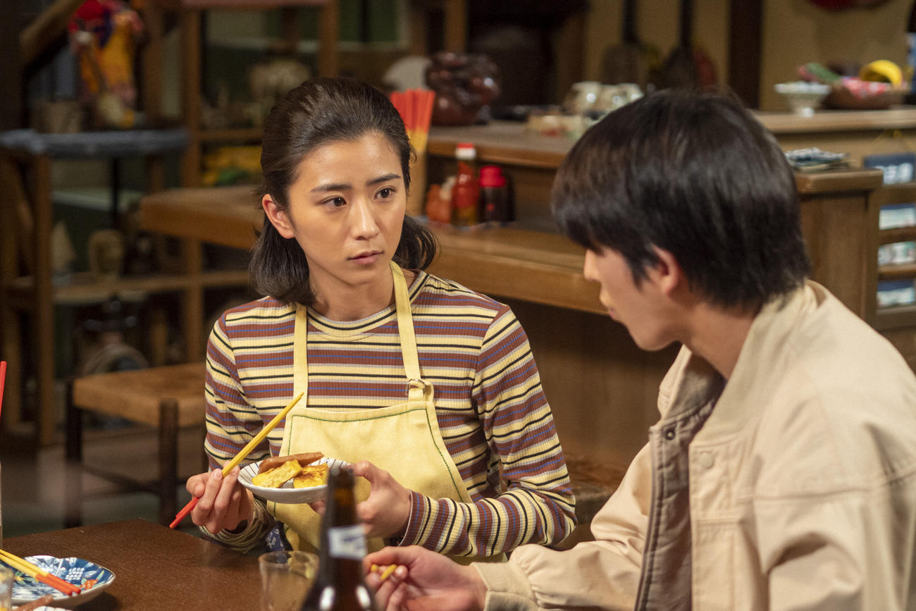 朝ドラ「ちむどんどん」より。比嘉暢子（黒島結菜）は砂川智（前田公輝）と話す（C）NHK