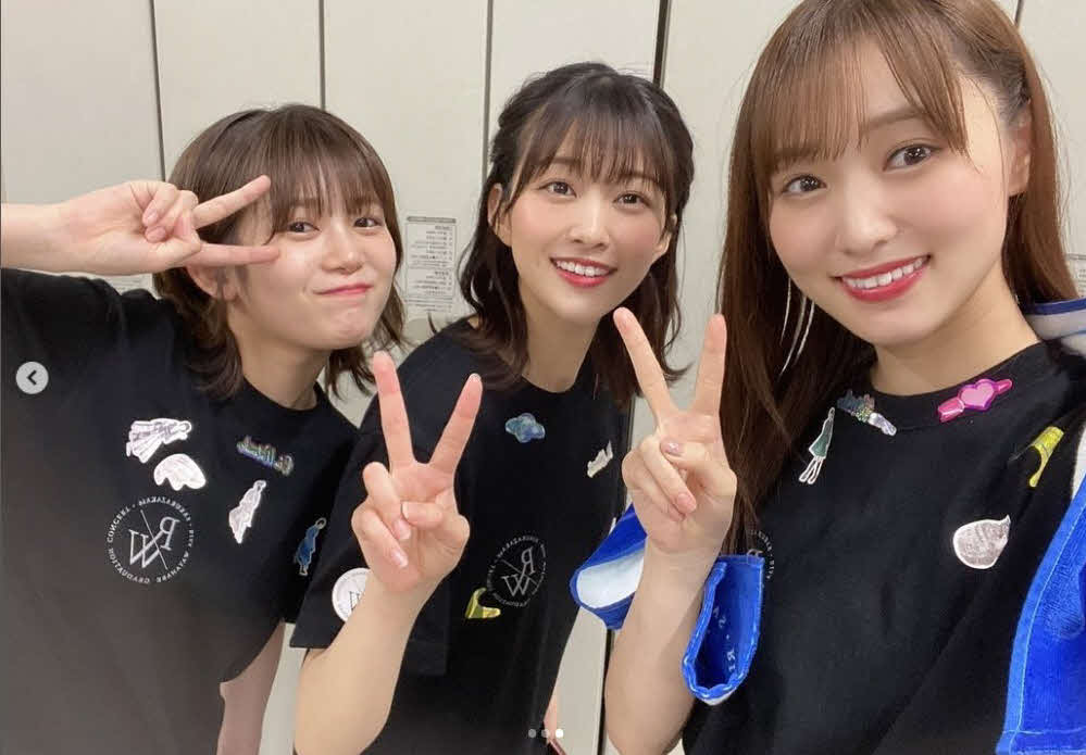 ピースする櫻坂46菅井友香（右）と（左から）尾関梨香、原田葵（菅井友香公式インスタグラムより）