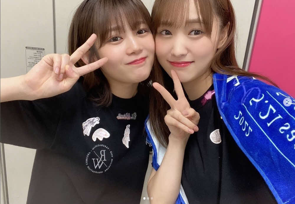 ピースする櫻坂46菅井友香（右）と尾関梨香（菅井友香公式インスタグラムより）