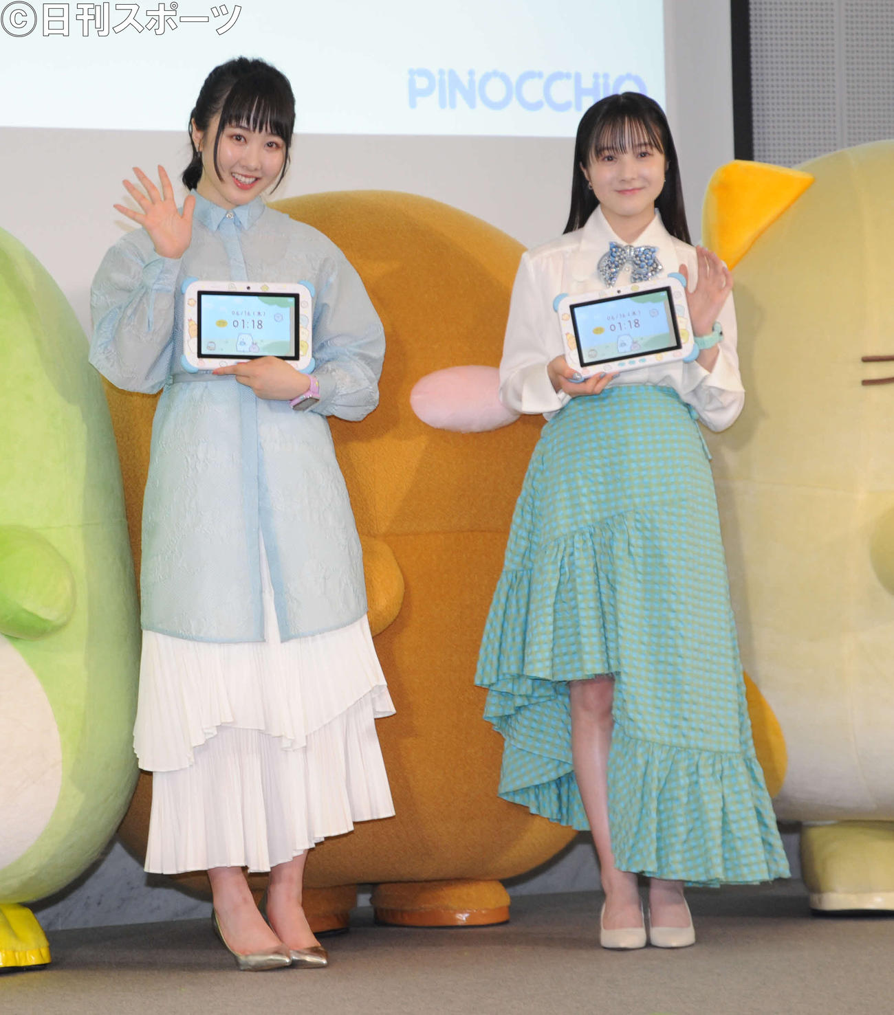 「東京おもちゃショー2022」内で行われた「すみっコパッド新製品発表会」に出席した、本田望結（左）と妹の紗来（撮影・松尾幸之介）