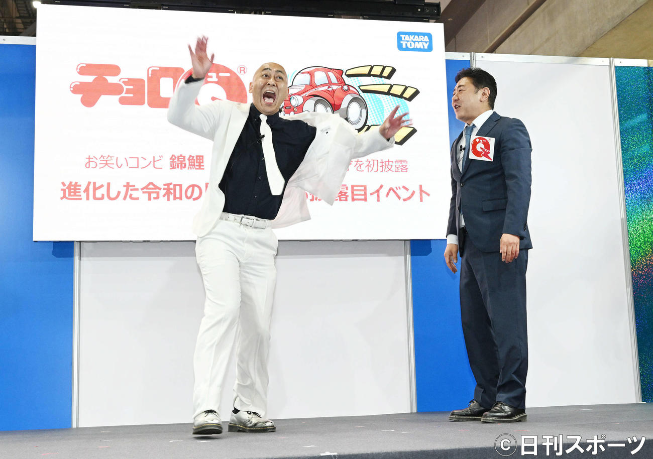 「チョロQ」スペシャル漫才を披露する錦鯉の長谷川雅紀（左）と渡辺隆（撮影・滝沢徹郎）
