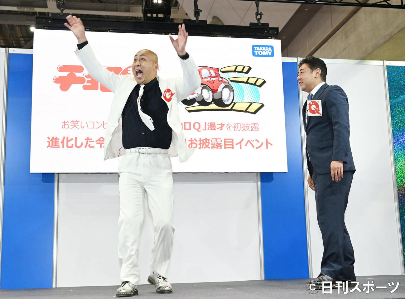 「チョロQ」スペシャル漫才を披露する錦鯉の長谷川雅紀（左）と渡辺隆（撮影・滝沢徹郎）