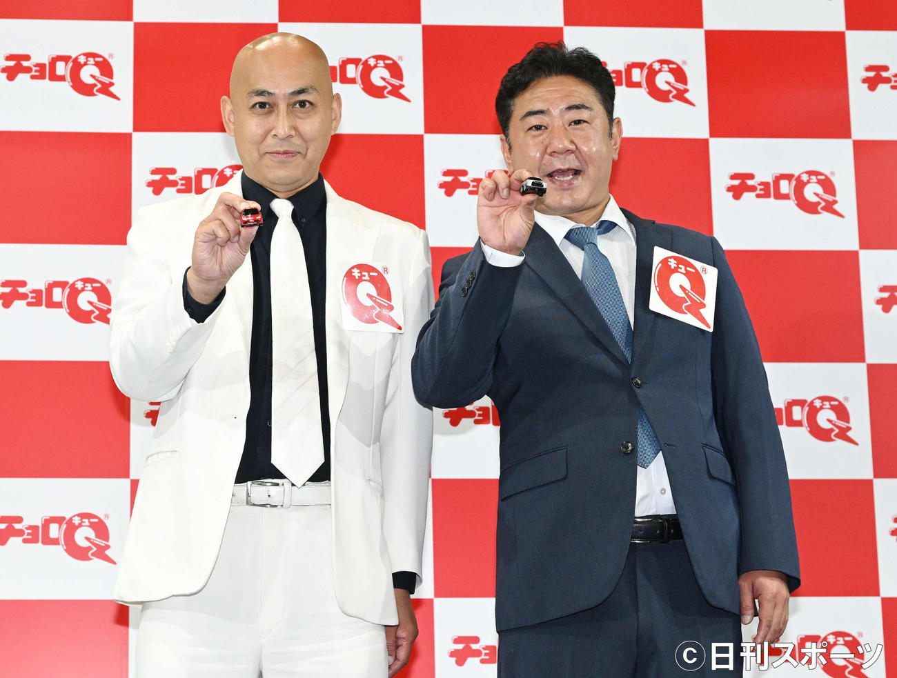 「チョロQ」を手に記念撮影する錦鯉の長谷川雅紀（左）と渡辺隆（撮影・滝沢徹郎）