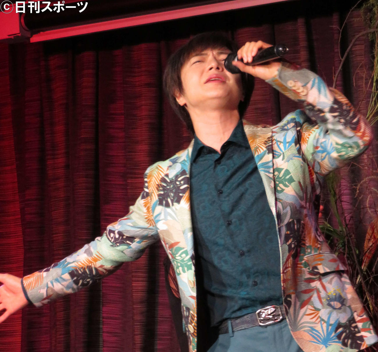 新曲「一枚の切符」の発売記念イベントで歌唱する竹島宏