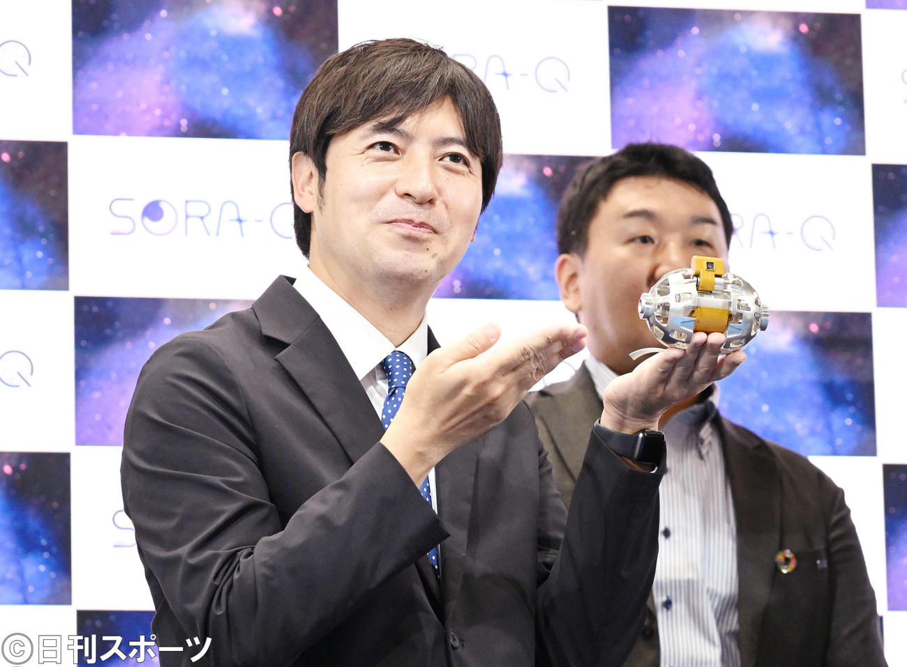 「SORA－Q」一般向け初公開、及びトークイベントで「SORA－Q」を手に記念撮影する桝太一氏（撮影・滝沢徹郎）