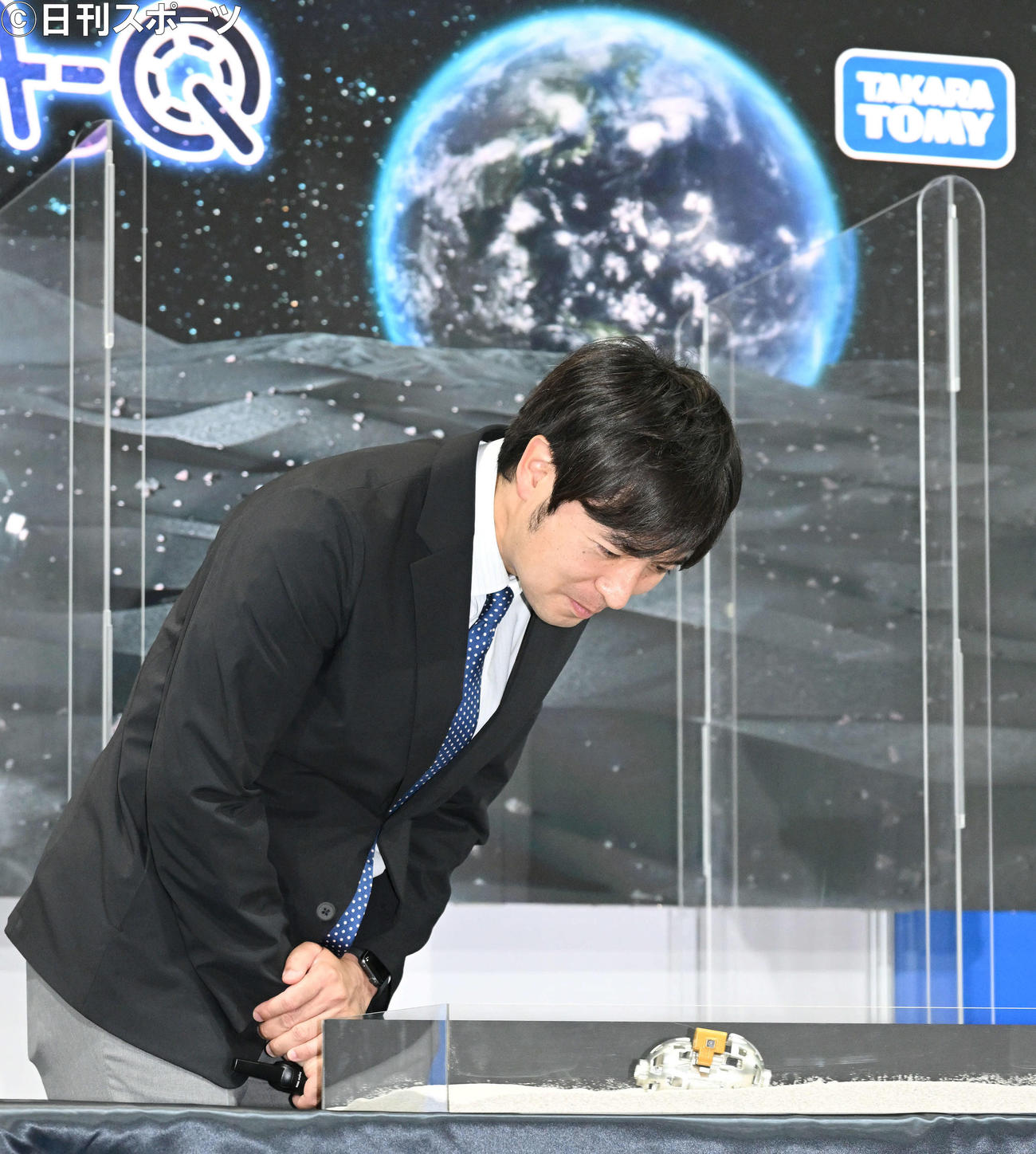 「SORA－Q」一般向け初公開、及びトークイベントで「SORA－Q」を見つめる桝太一氏（撮影・滝沢徹郎）