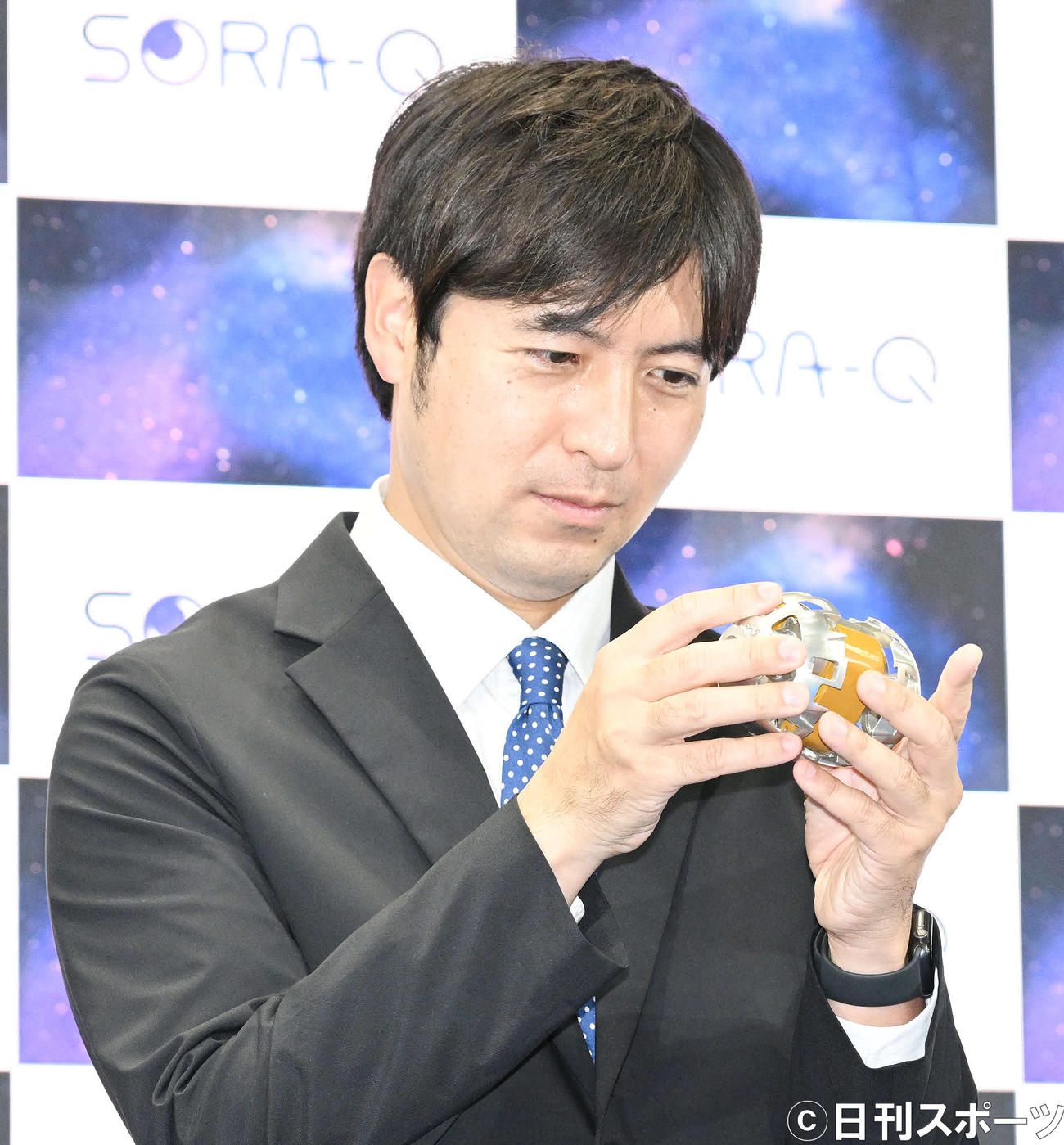 「SORA－Q」一般向け初公開、及びトークイベントで「SORA－Q」を触る桝太一氏（撮影・滝沢徹郎）