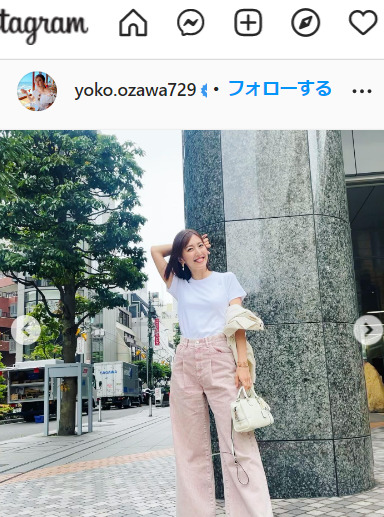 小澤陽子アナは一目惚れして購入したというピンクデニム姿を披露（小澤アナのインスタグラムより）