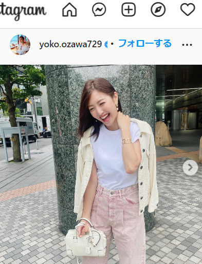 小澤陽子アナは一目惚れして購入したというピンクデニム姿を披露（小澤アナのインスタグラムより）
