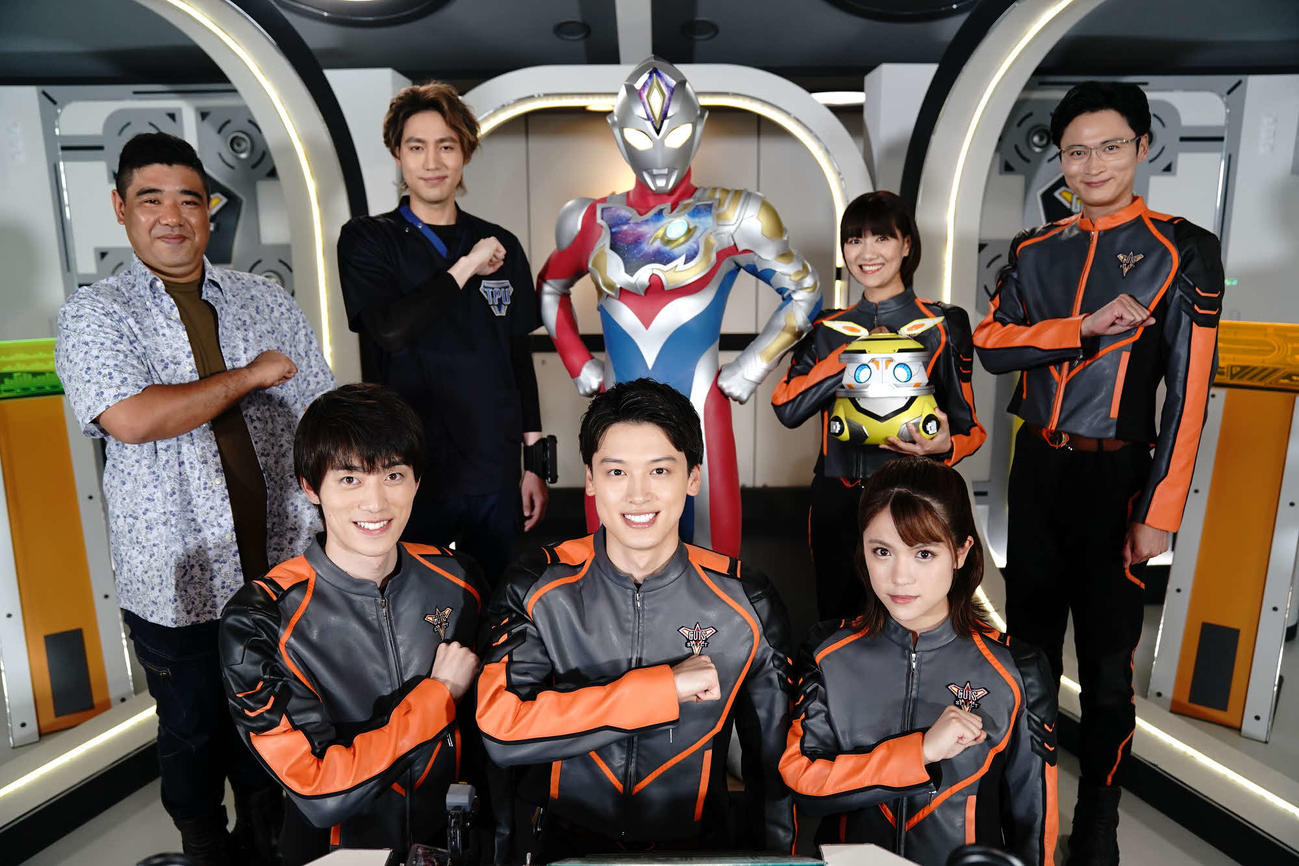 「ウルトラマン　デッカー」オンライン製作発表会に出席した、後列左から武居正能メイン監督、小柳友、ウルトラマンデッカー、宮澤佐江、黄川田雅哉、前列左から、大地伸永、村山優香、松本大輝