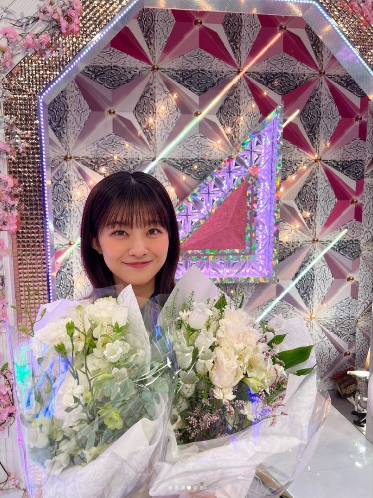 「そこ曲がったら、櫻坂？」のスタジオで花束を受け取り笑顔を見せる原田葵（原田葵公式インスタグラムより）