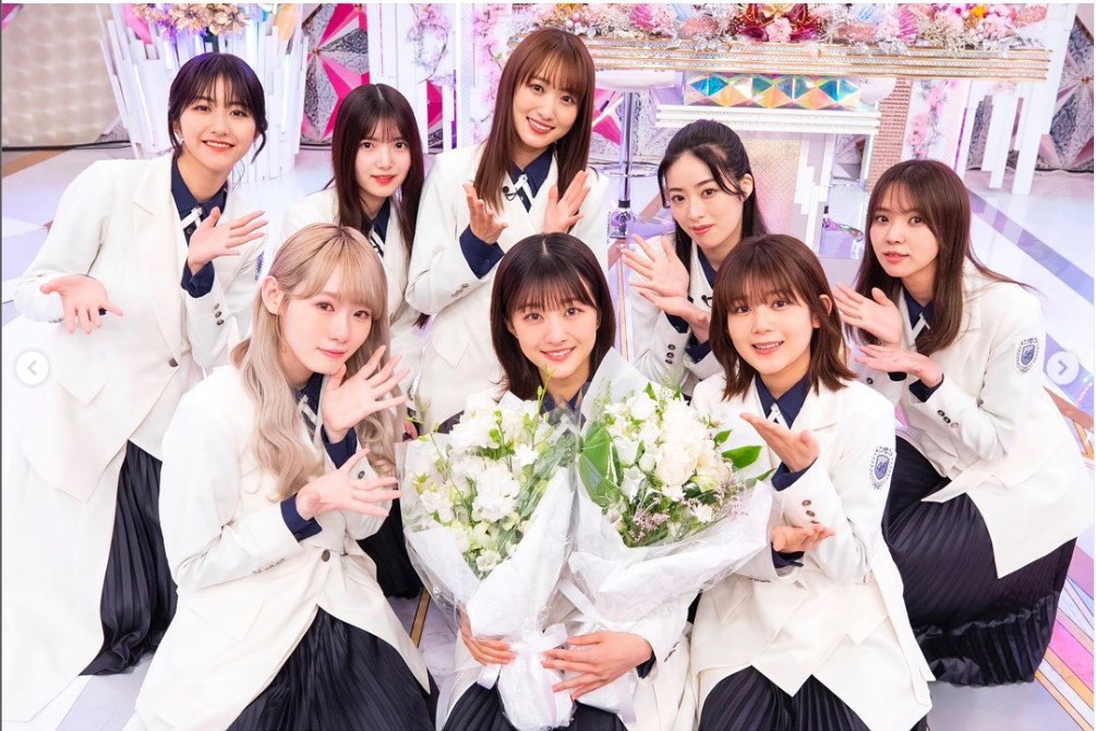 「そこ曲がったら、櫻坂？」のスタジオで花束を受け取り、同期の一期生メンバーに囲まれ笑顔を見せる原田葵（前列中央）（原田葵公式インスタグラムより）