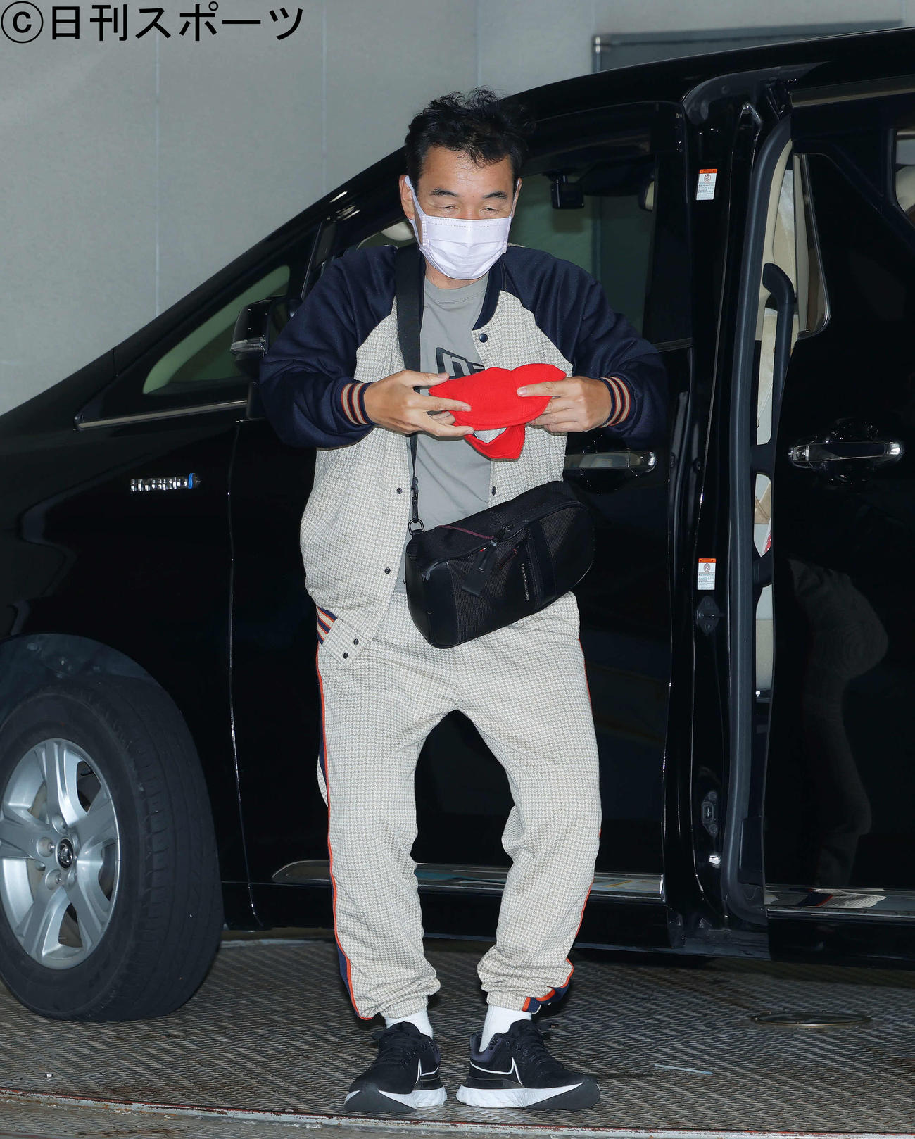 「高田文夫のラジオビバリー昼ズ」生出演のためニッポン放送入りするダチョウ倶楽部の肥後克広は、報道陣の前で「くるりんぱ」を披露する（撮影・河田真司）