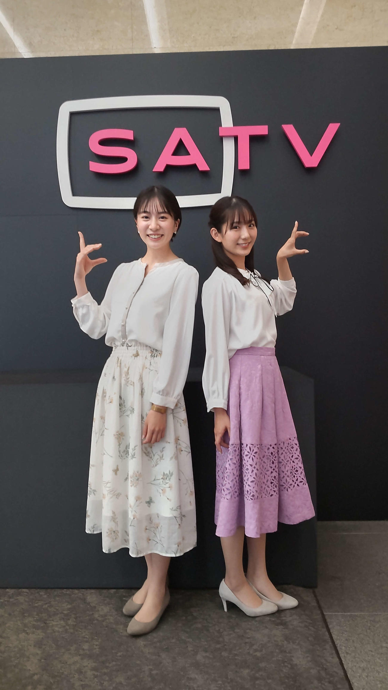 静岡朝日テレビの栗田麻理アナ（右）と笹村朱里アナは、「とびっきり！しずおか」の「と」のポーズを決める