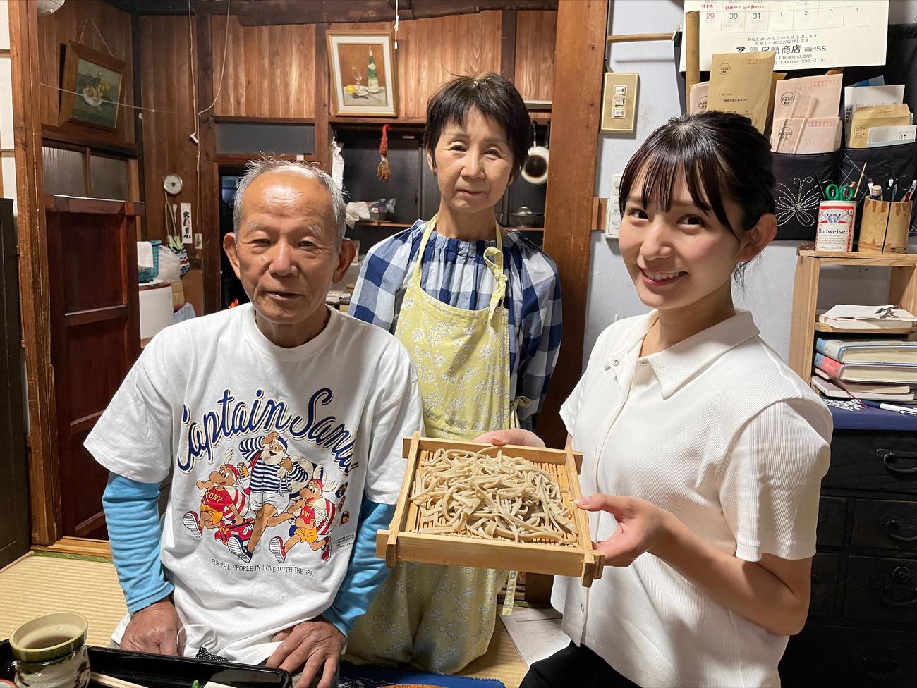 静岡朝日テレビの栗田麻理アナ（右）は、静岡市内の農家民宿でそば打ちを初体験（同局提供）