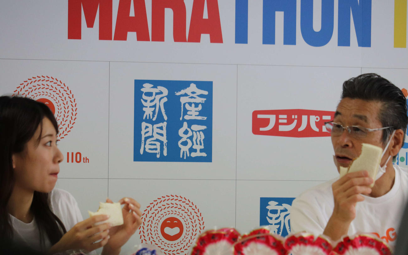 フジパンとのコラボパンを試食する福本愛菜と間寛平（撮影・竹本穂乃加）