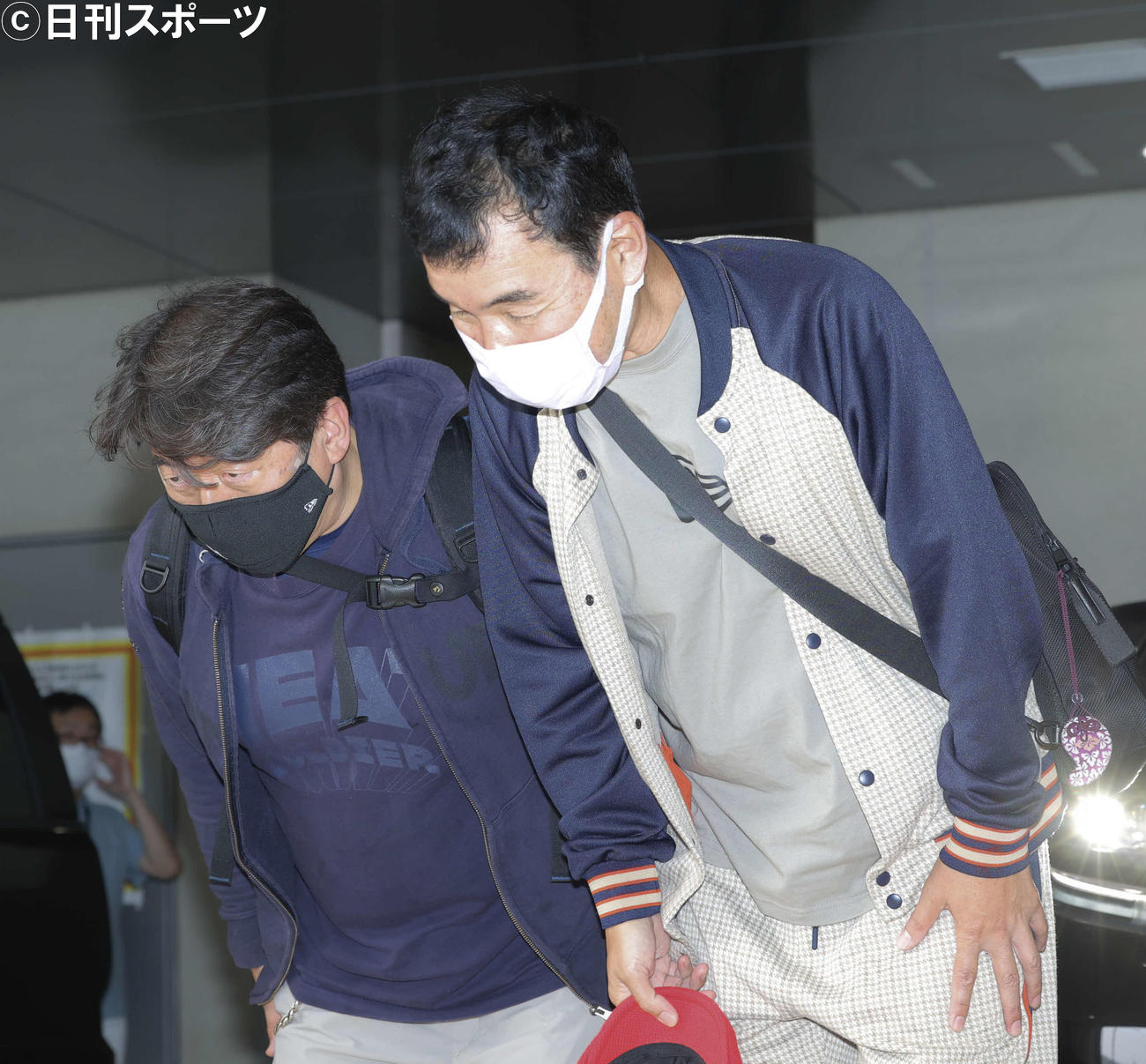 ニッポン放送「高田文夫のラジオビバリー昼ズ」生出演を終え、報道陣に一礼するダチョウ倶楽部の寺門ジモン（左）と肥後克広（撮影・河田真司）