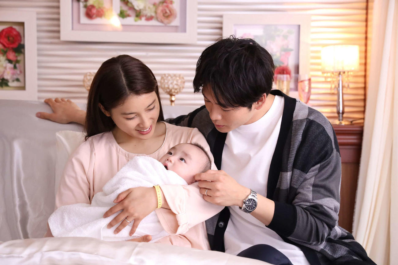 佐都（土屋太鳳＝左）健太（松下洸平）に女の子が誕生した（C）フジテレビ