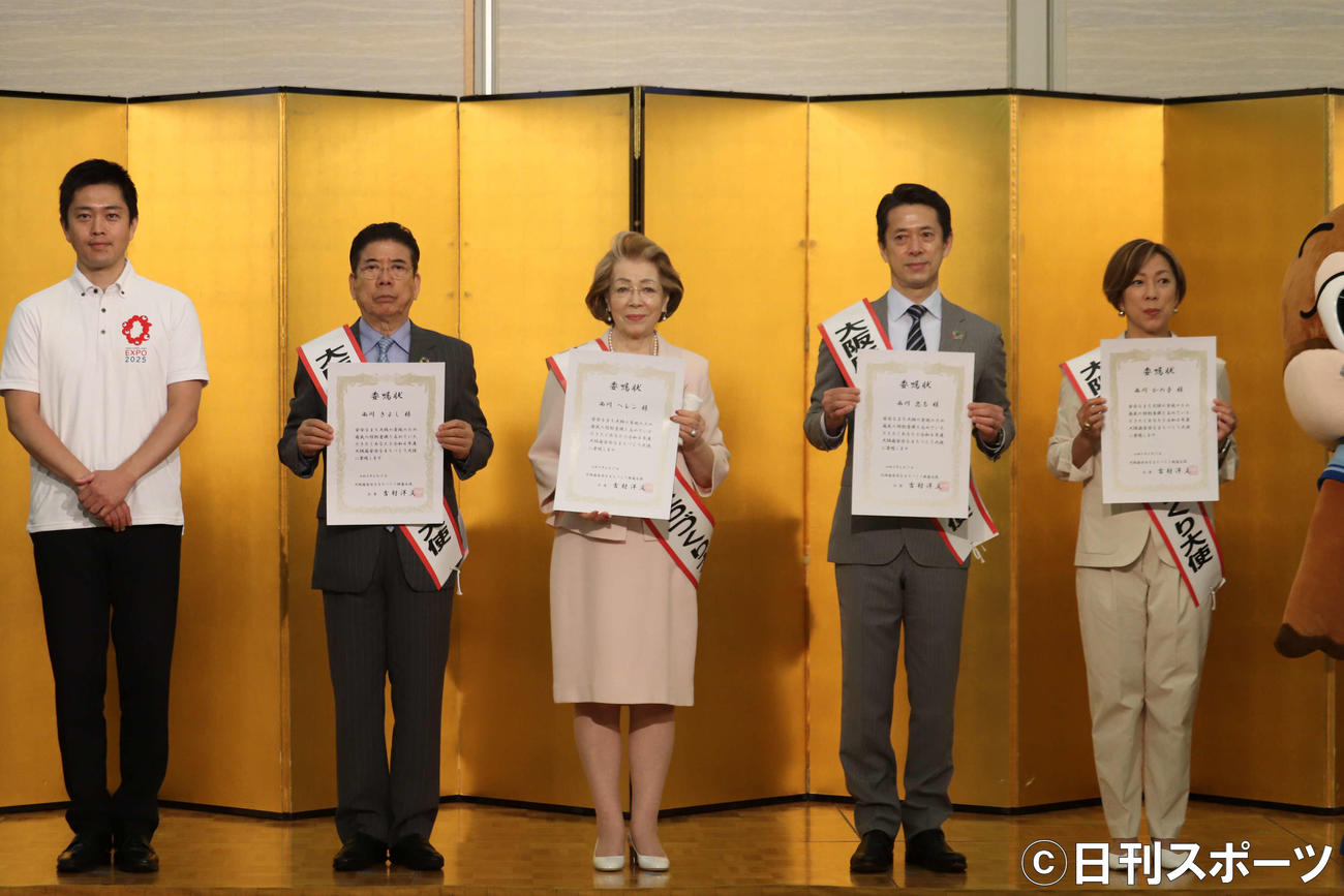 吉村洋文大阪府知事から「大阪府安全なまちづくり大使」を委嘱状を受けた西川ファミリー。左から吉村知事、きよし、ヘレン、忠志、かの子（撮影者・波部俊之介）